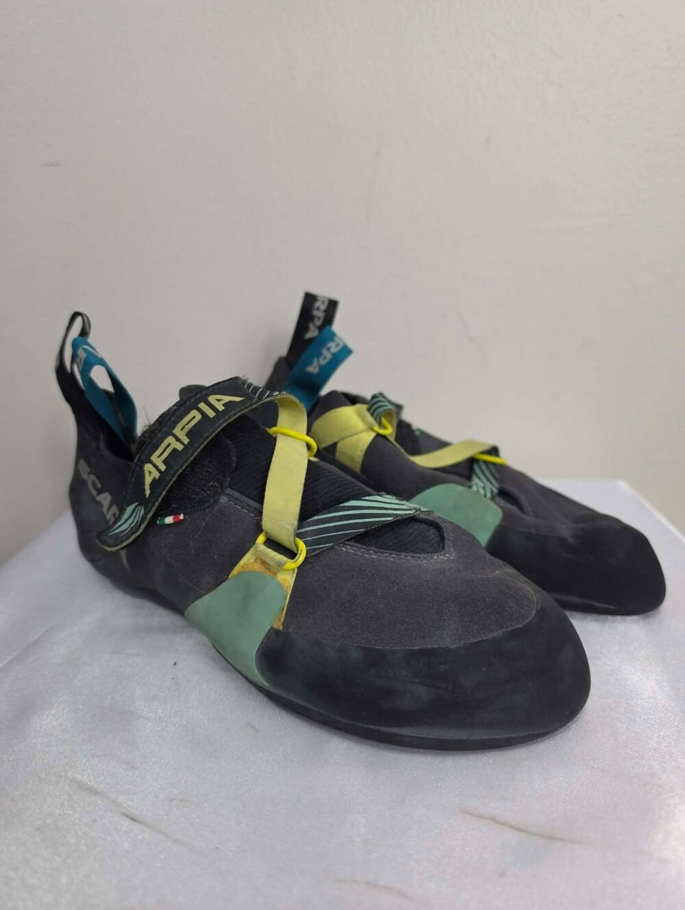 Scarpa Women's Black & Green Climbing Shoes with Yellow Straps Size 39Eur